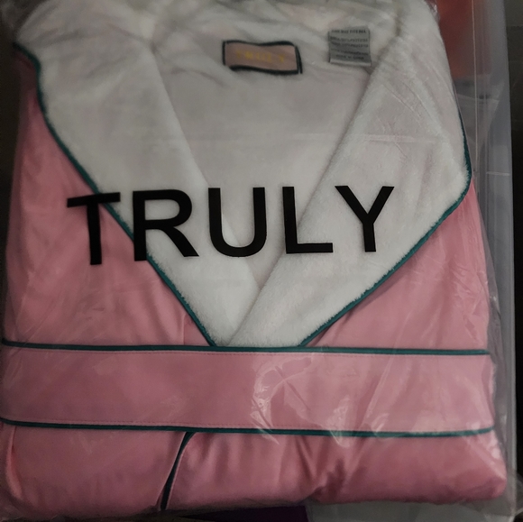 Brand new TRULY VIP robe - Picture 3 of 3